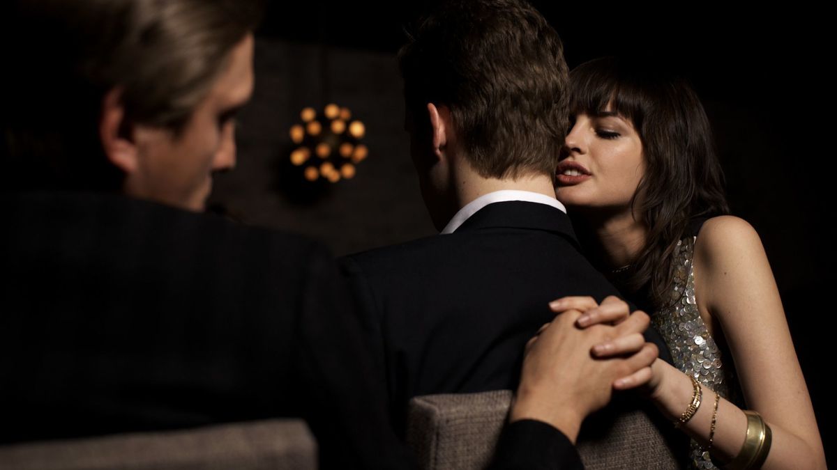 cuckold e cuckoldismo club prive milano, discoteca trasgressiva per sesso a tre, marito cornuto locale scambisti, scambio coppia treesome, coppie hot wife